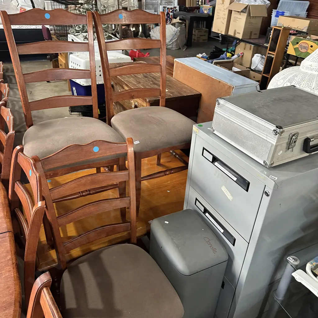 3 chairs ( 1 with small hole) Image 1++