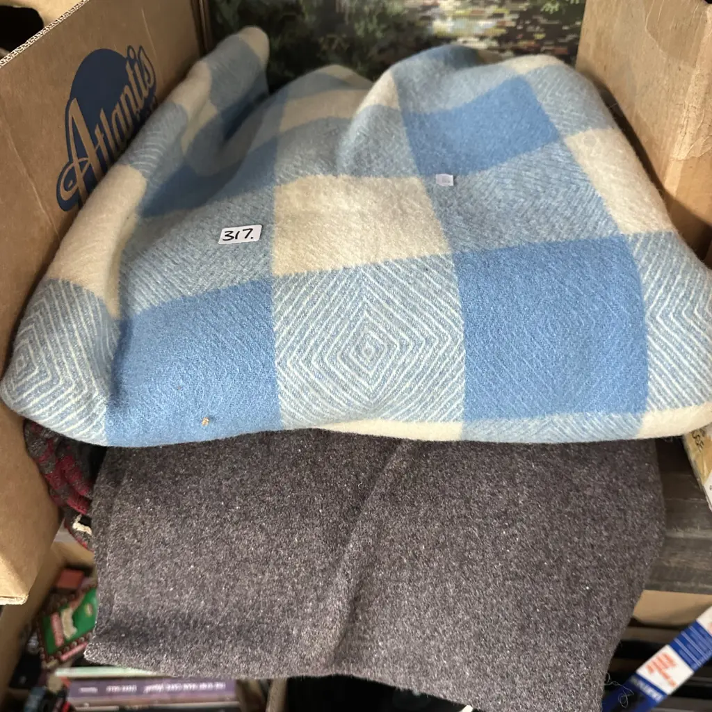 2 woolen blankets Image 1++