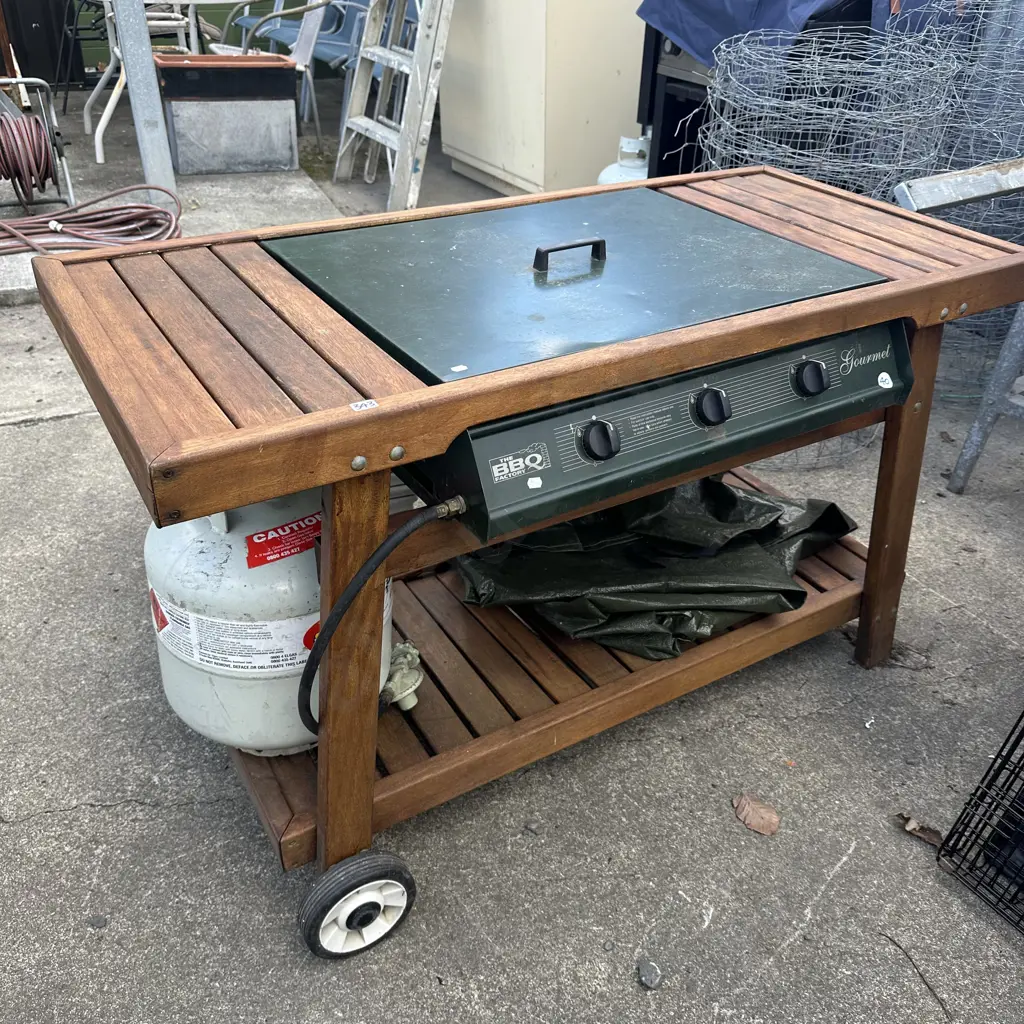 good bbq  and bottle plus cover Image 1++