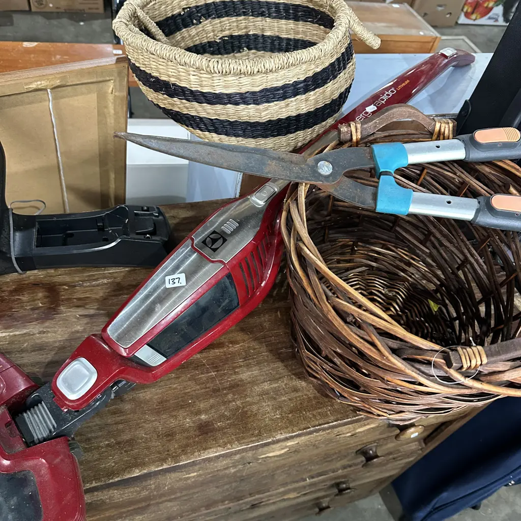 stick vac, basketware and tool Image 1++
