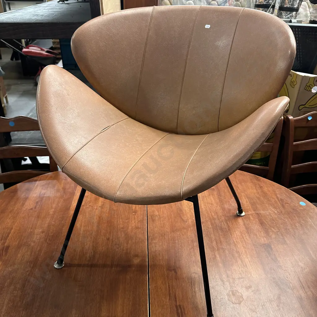 vintage lip chair (needs repair) Image 1++