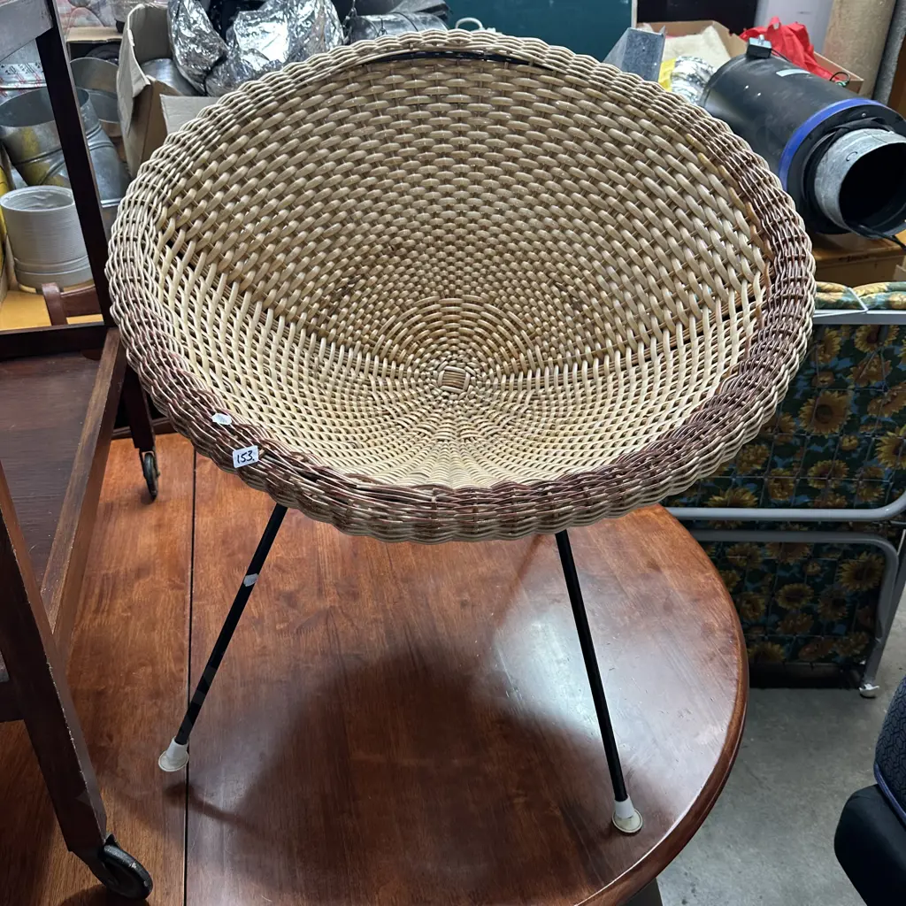 vinatge wicker chair (some damage) Image 1++
