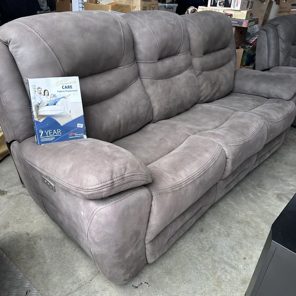 3 seater electric sofa ex  harvey Norman (expensive) plus fabric protector Image 1++