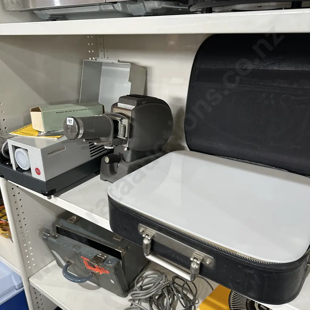 2 projectors & portable leather cased light box Image 1++