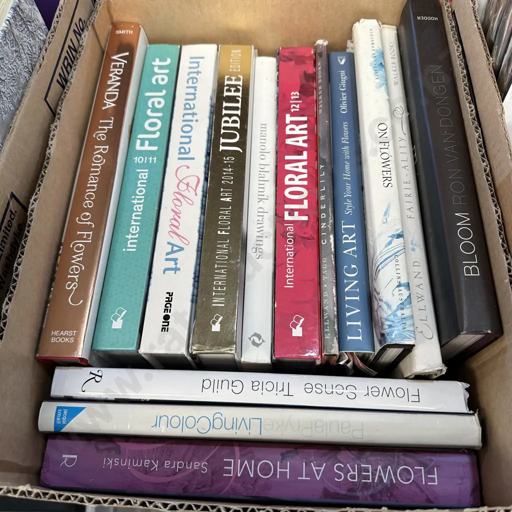 Box of floral art books. Image 1++