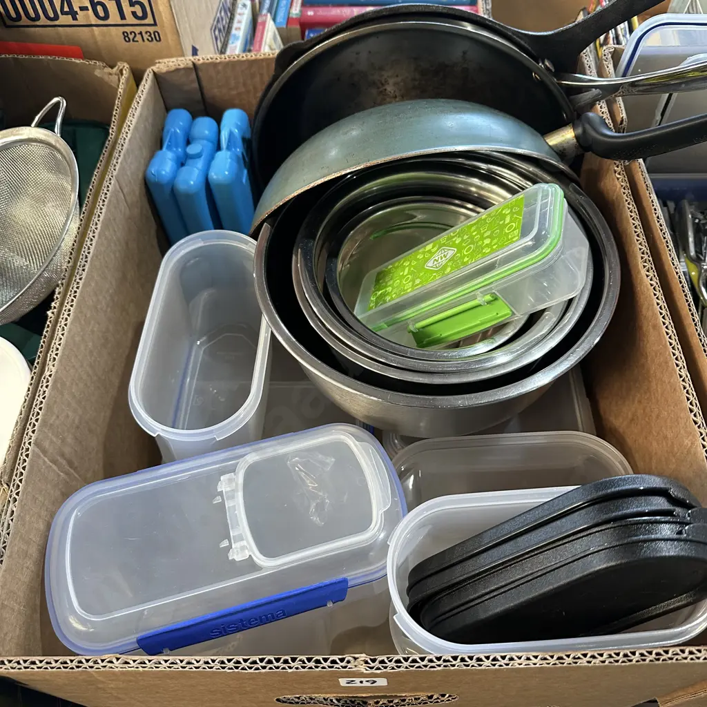 Box lot with frying pans, s/s mixing bowls, sistima containers etc. Image 1++