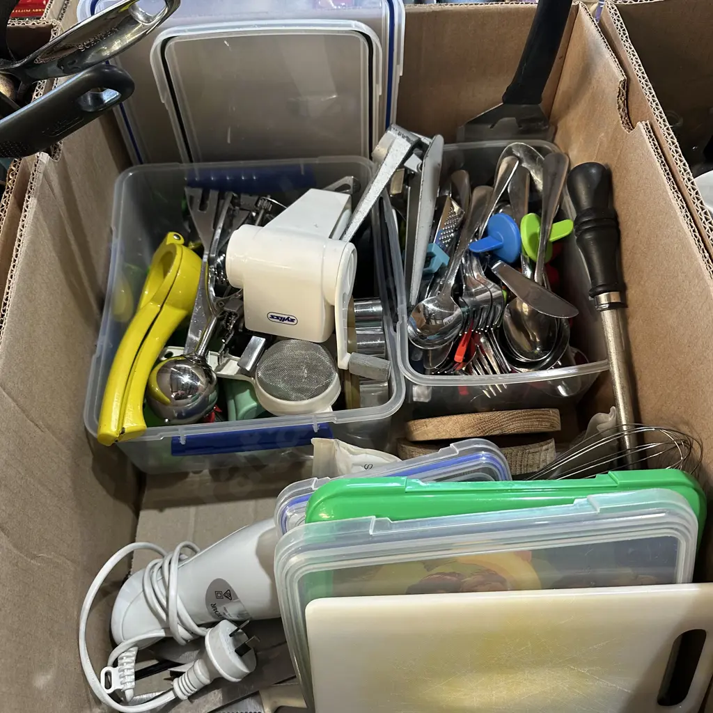 Box lot with cutlery, knives, stick wizz etc. Image 1++