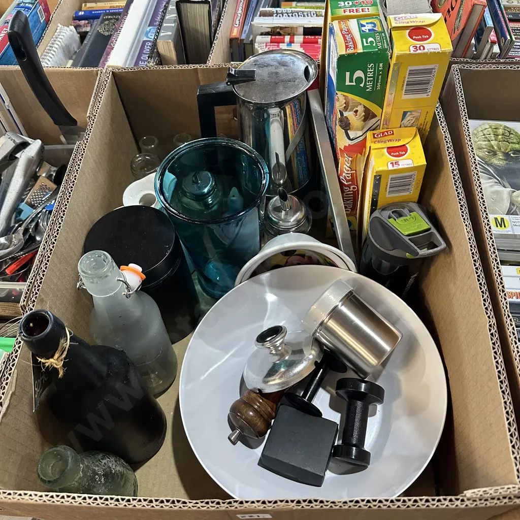 Box lot with bottles, vases, Glad products. Image 1++