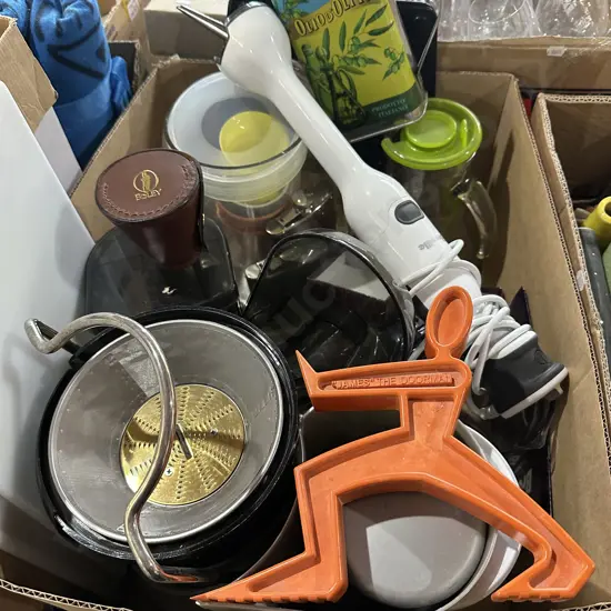 Box lot juicer, stick blender, hip flasks plus "James" the doorman doorstop etc.