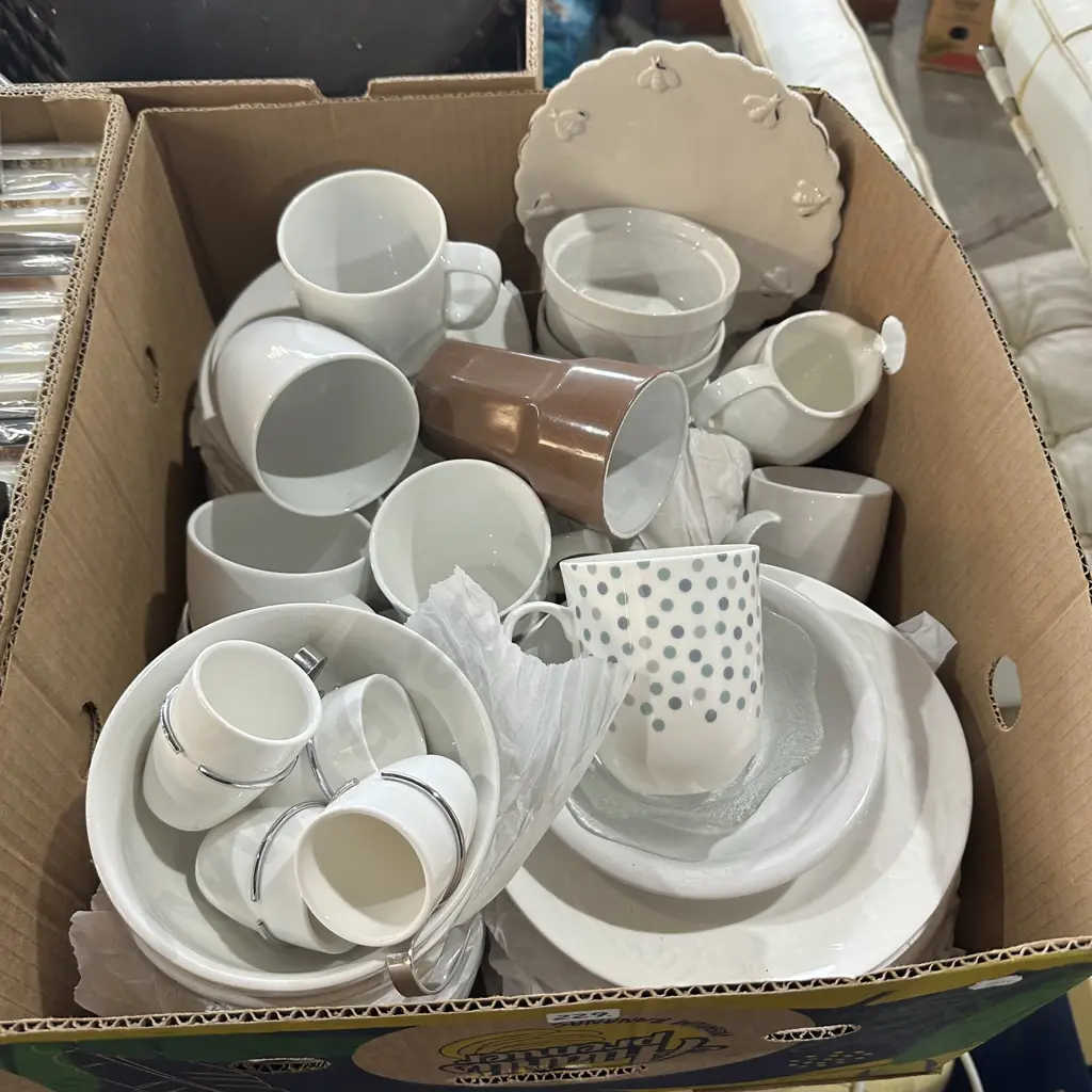 Box lot of dinnerware. Image 1++