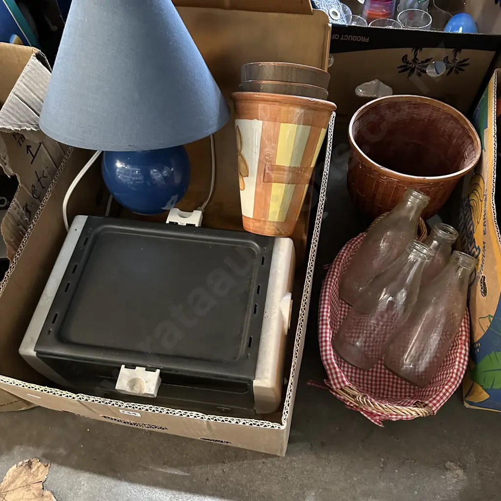 Clean tidy mini oven, tray, milk bottles, lamp, baskets and planters. Image 1++