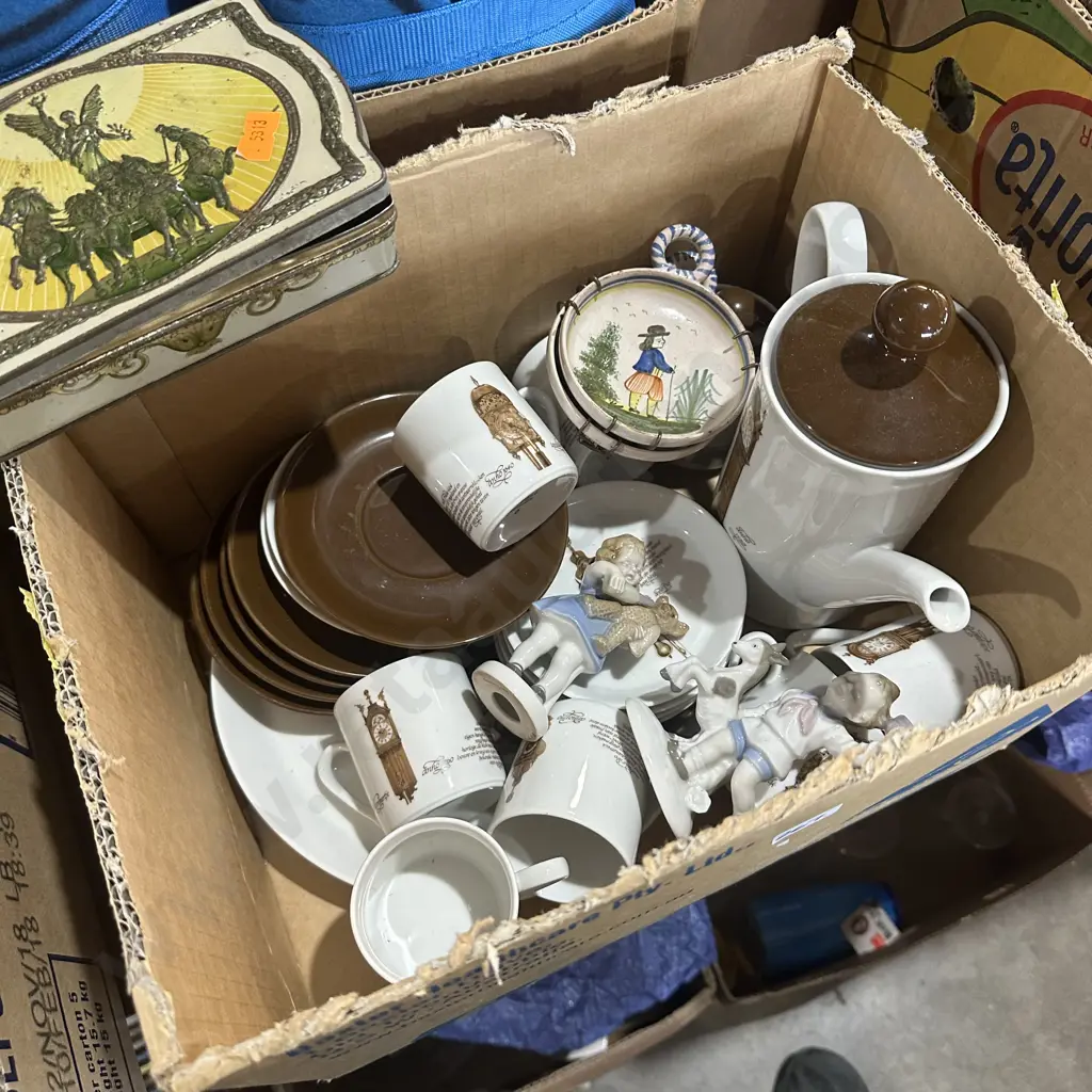 Box lot coffee set, ornaments, wall plates, tin. Image 1++