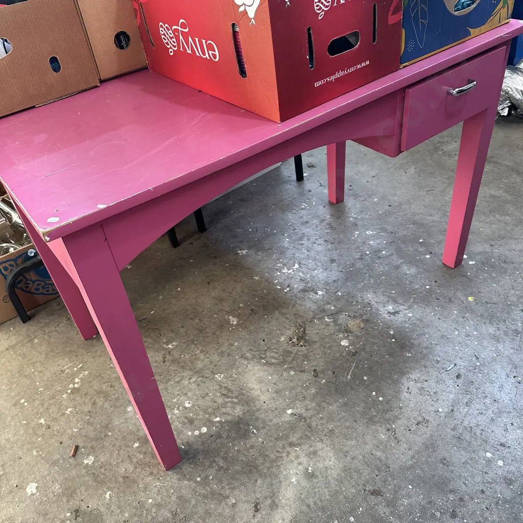 Pink desk Image 1++