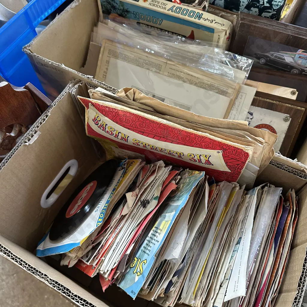 Box of 45s and 78s records. Image 1++