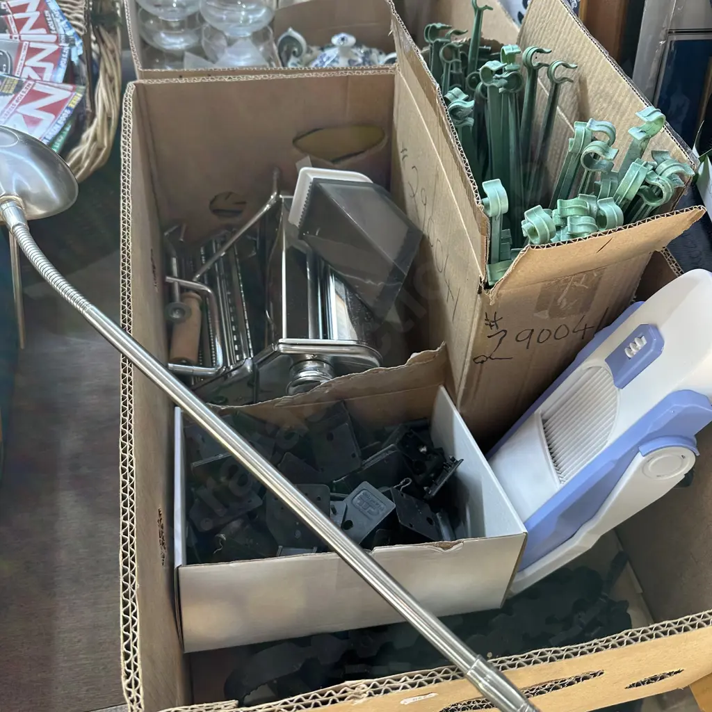 Pasta maker, reading light, windbreak clips etc. Image 1++