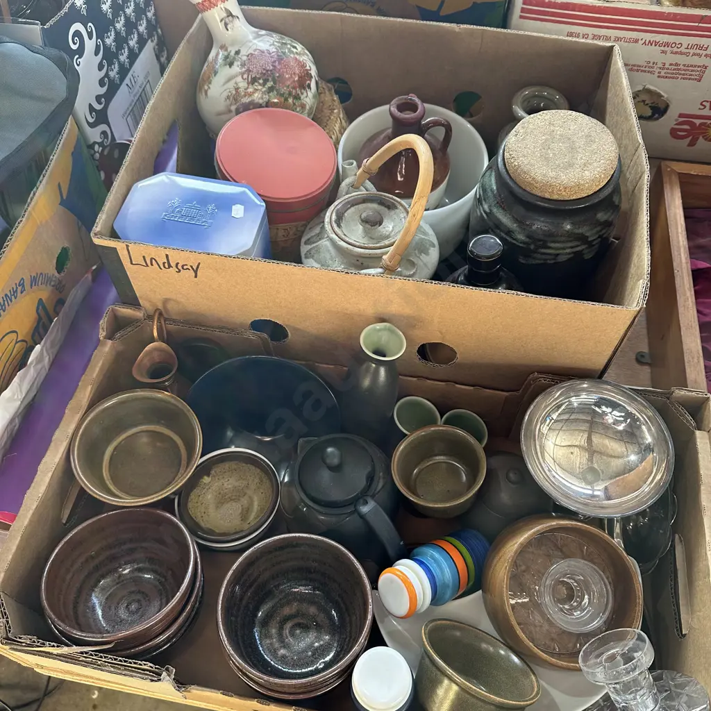 Two boxes pottery, Japanese vase, Temuka etc. Image 1++