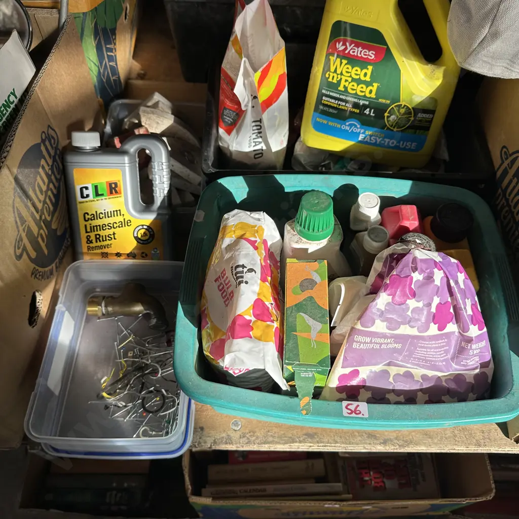 Lot of gardening products including Weed 'n' Feed etc. Image 1++