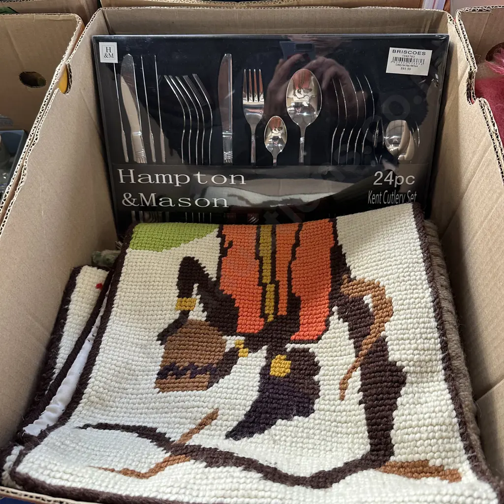 Blankets and boxed cutlery set. Image 1++