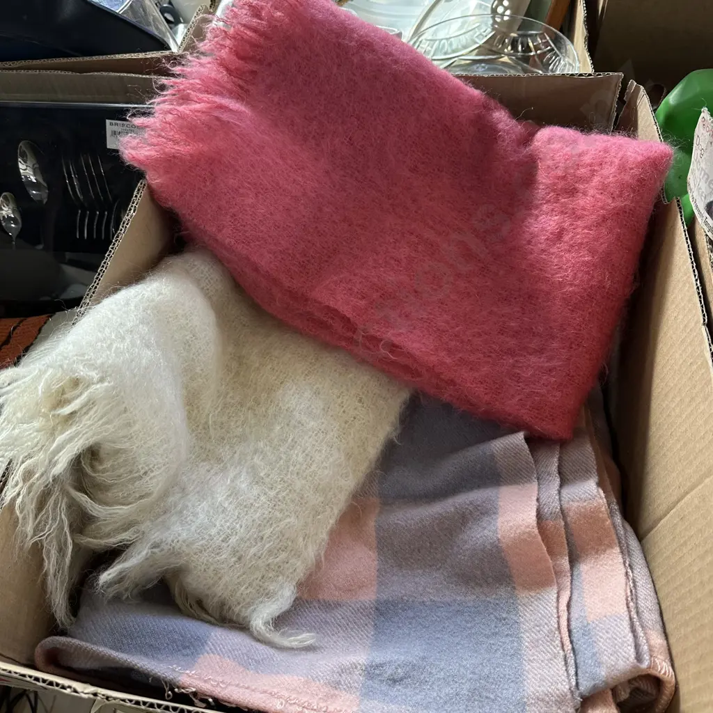 Pair of woollen blankets plus others. Image 1++