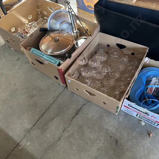 Bay lot of assorted items.