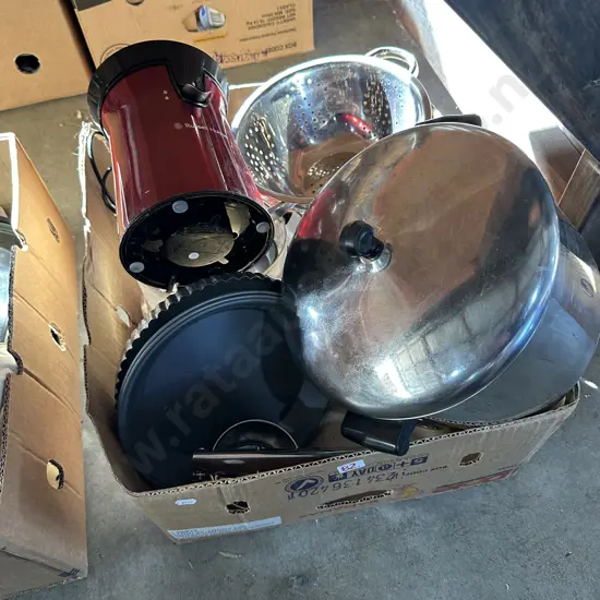 Box lot stock pot, colander, juicer etc.