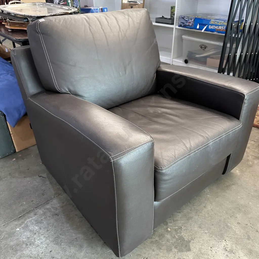 tidy leather arm chair Image 1++