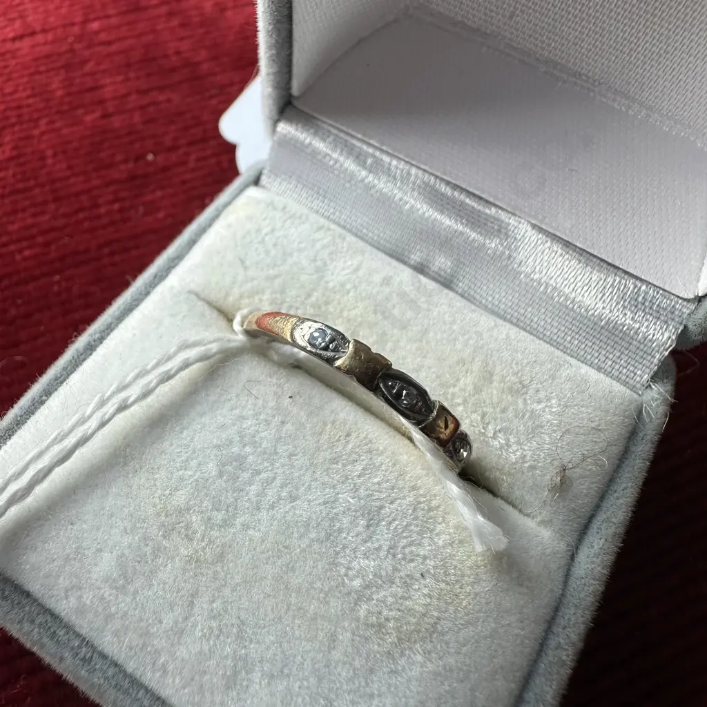 18ct Gold and diamond ring Image 1++