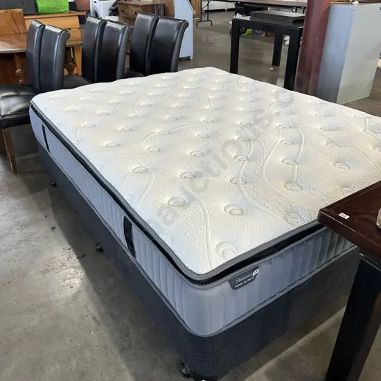excellent condition Queen bed (virtually unused from spare room)