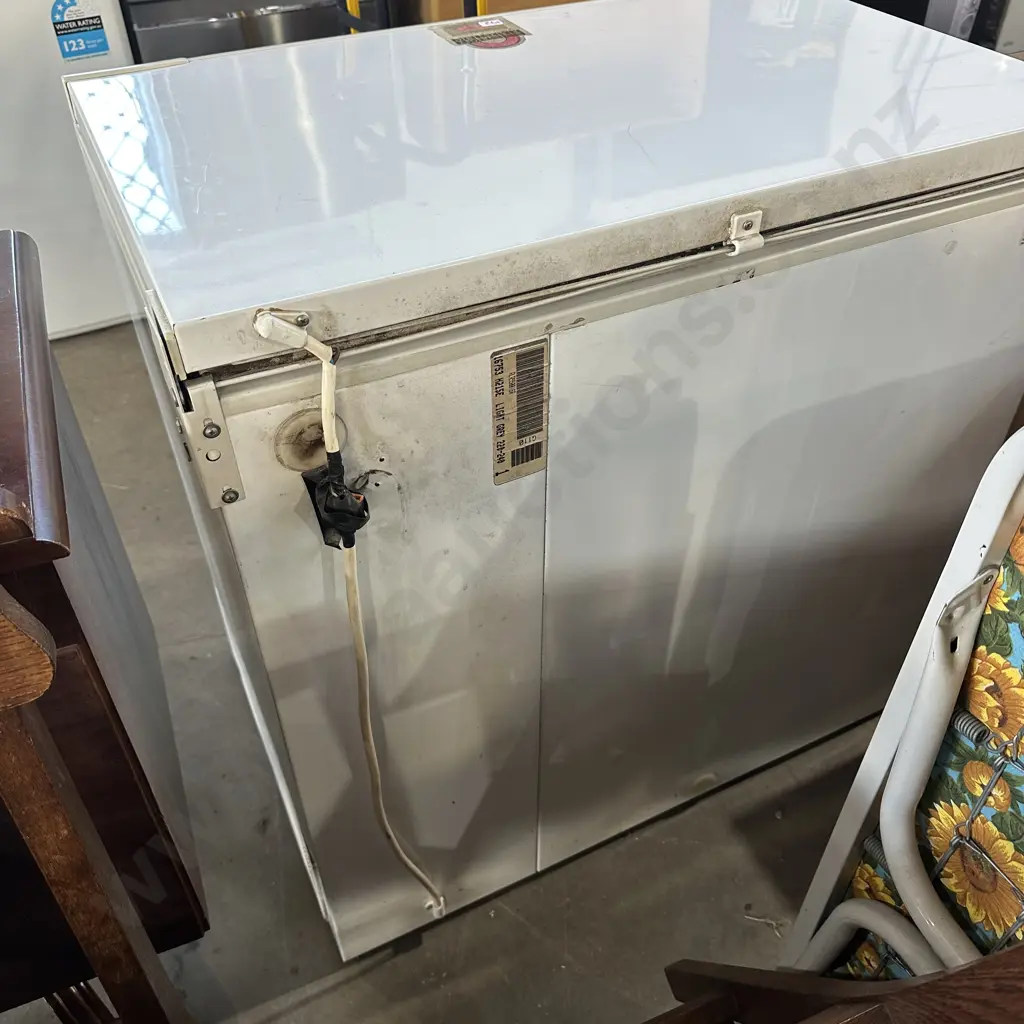 medium size chest freezer Image 1++