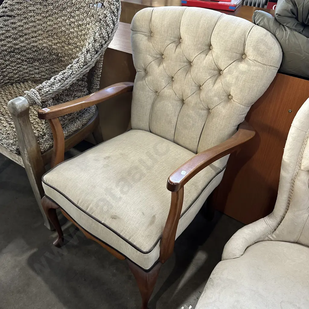 button back arm chair Image 1++