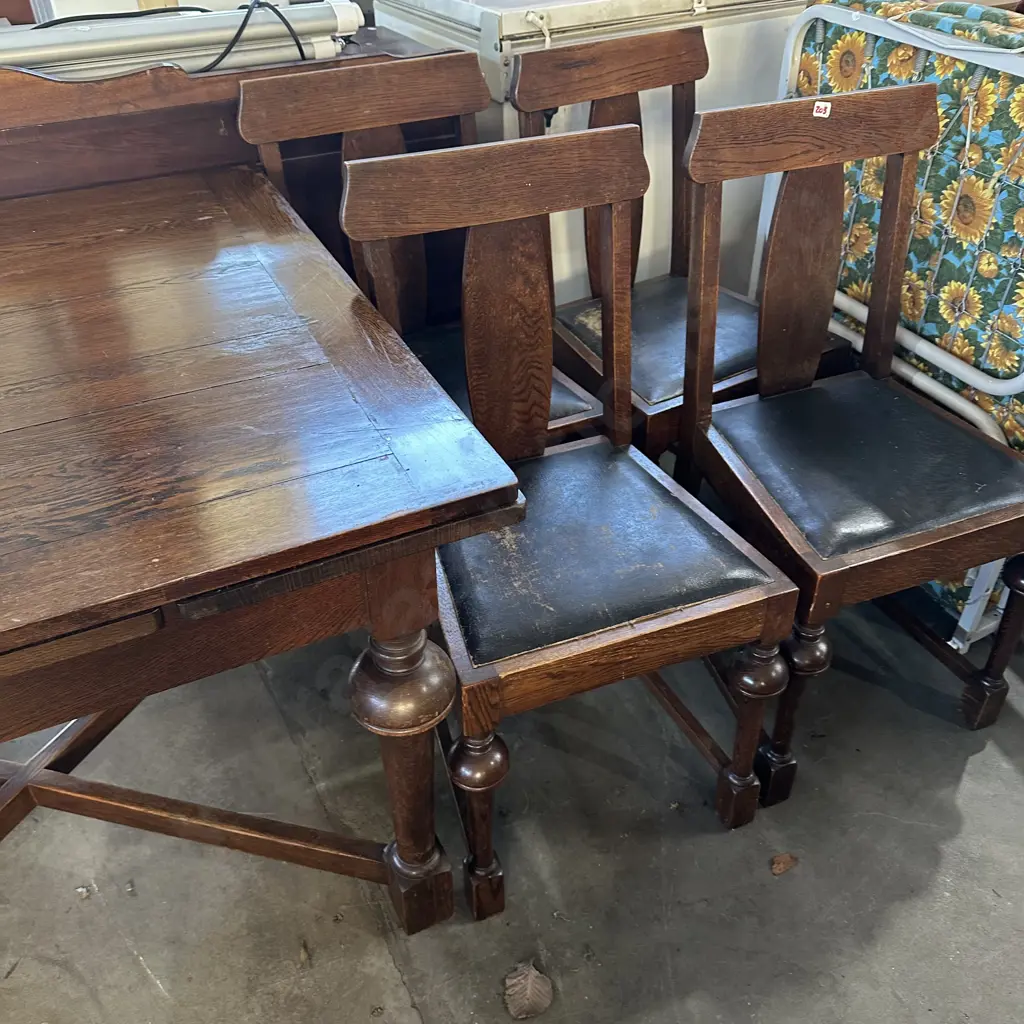Oak dining table and 4 chairs Image 1++
