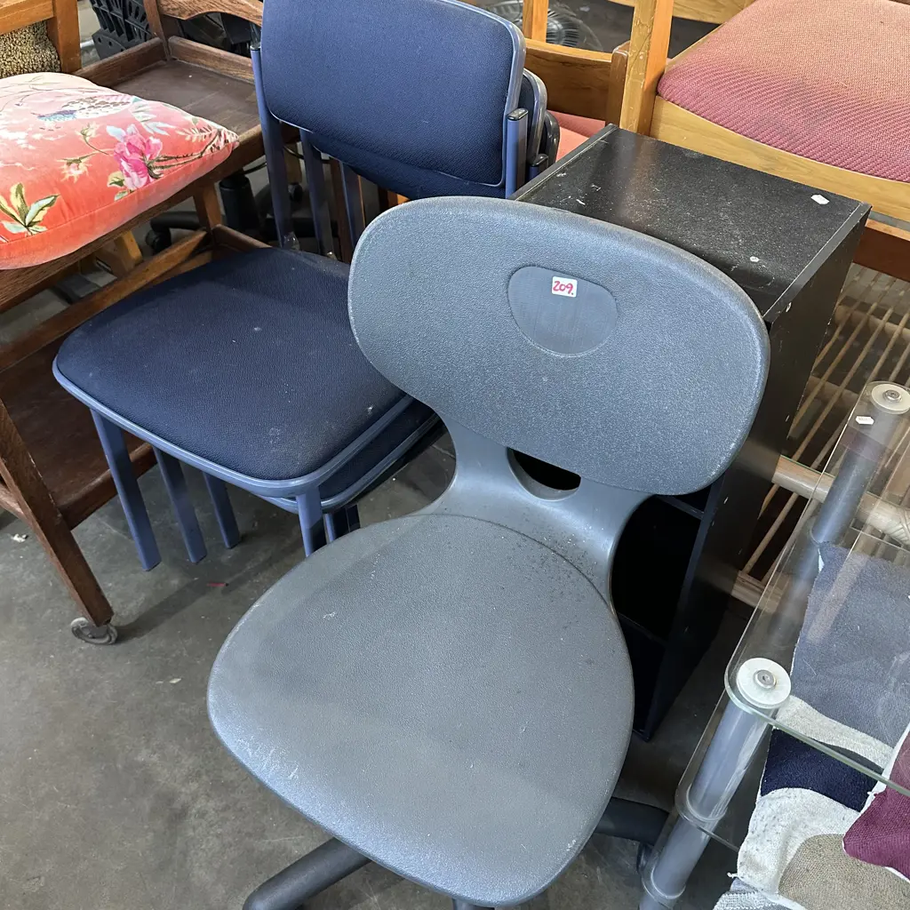 3 stacker chairs, office chair and shelf Image 1++