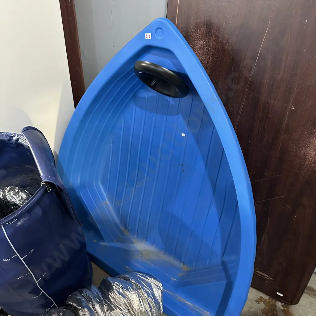paddling pool boat, folding chairs x 3 Image 1++