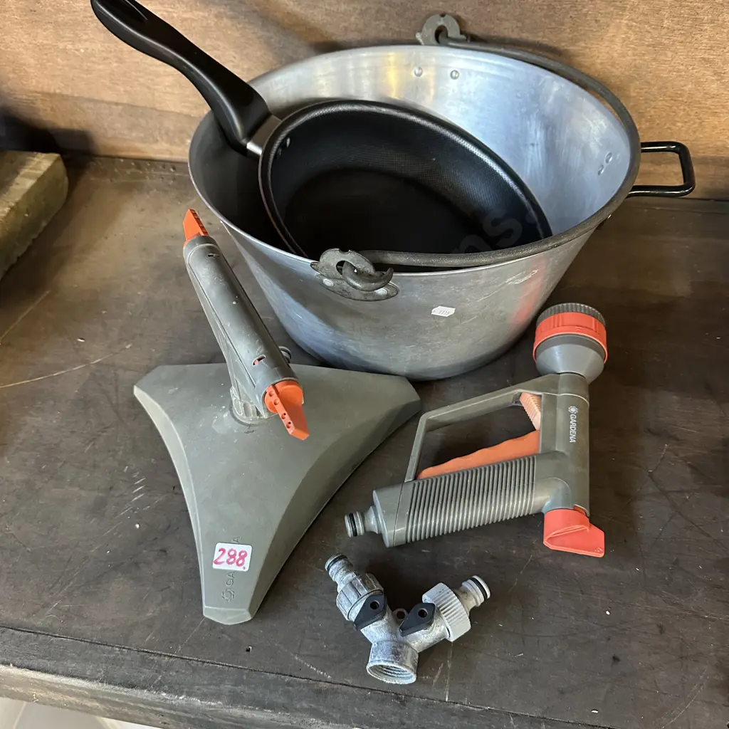 hose fittings  and 2 pans Image 1++