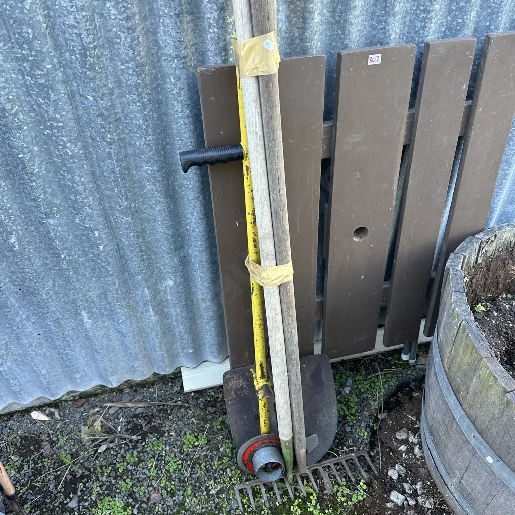garden tools and outdoor table Image 1++