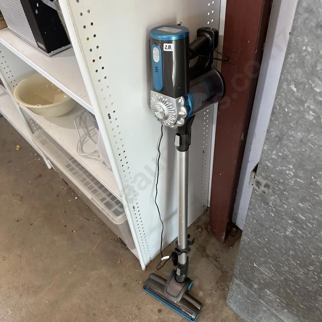 Living & Co stick vac Image 1++