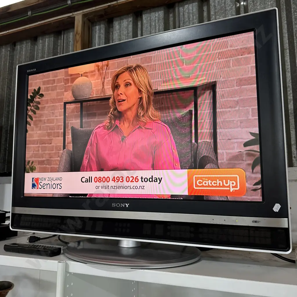 Sony 32inch TV and remote Image 1++