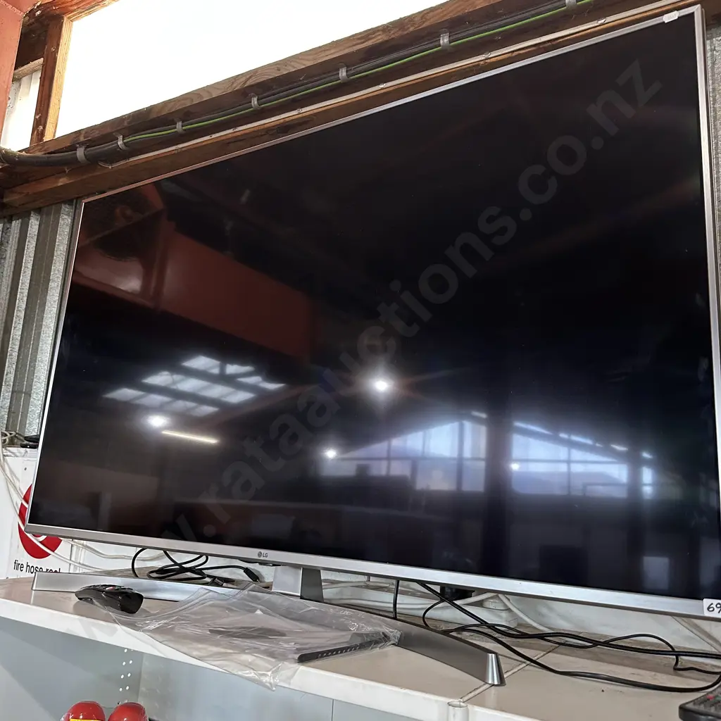 LG 55inch UK7500 PVA & remote Image 1++
