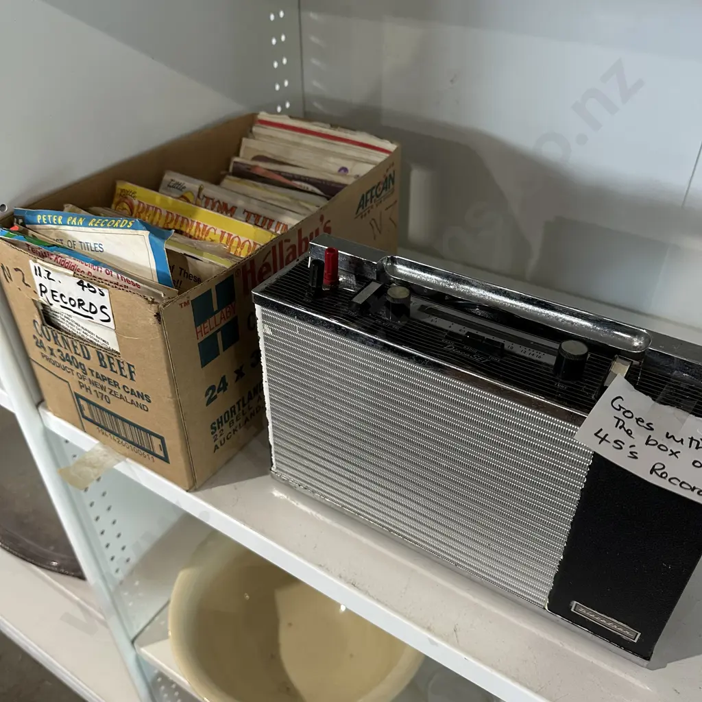 Discaset portable 45 player plus records Image 1++
