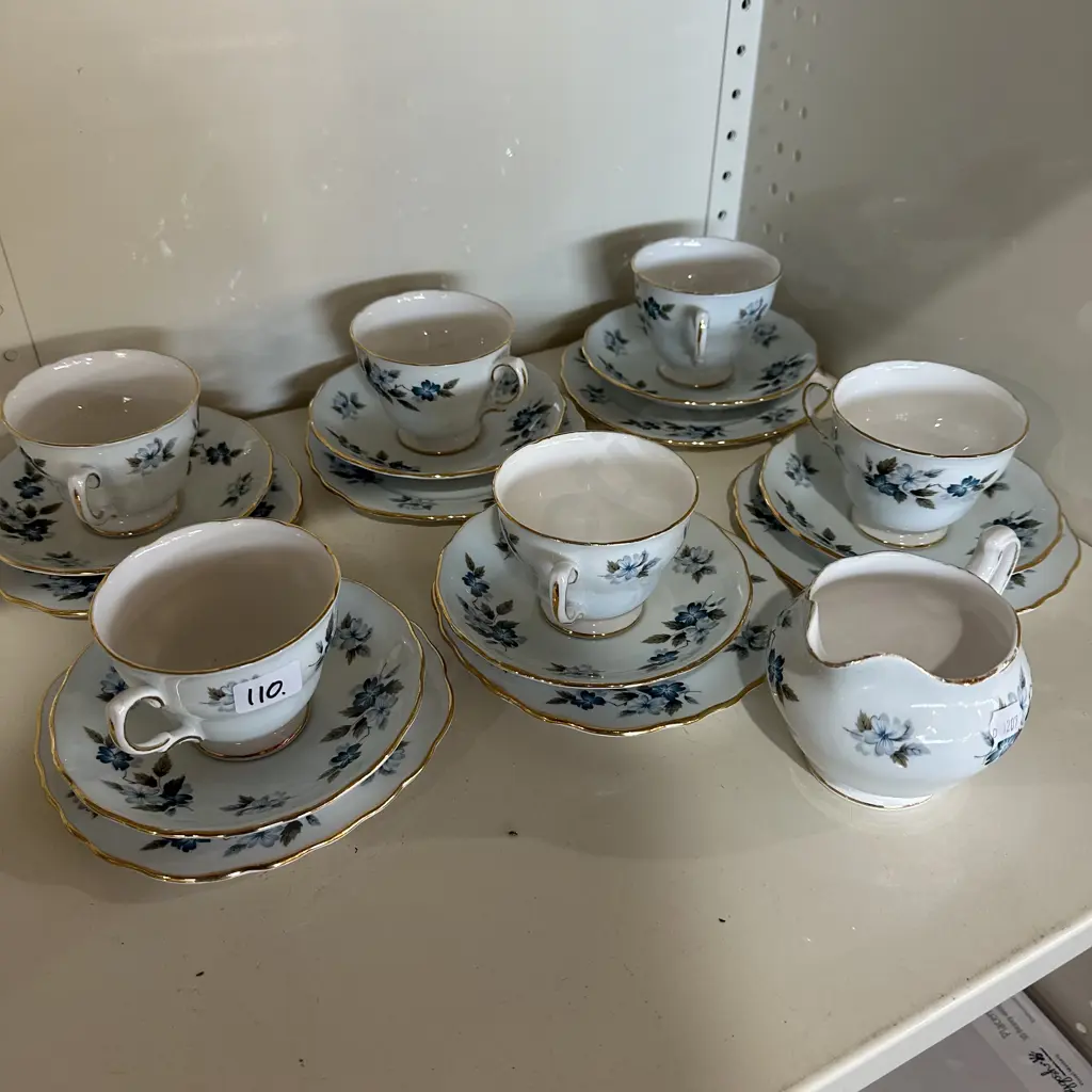 Colclough teacups and jug Image 1++
