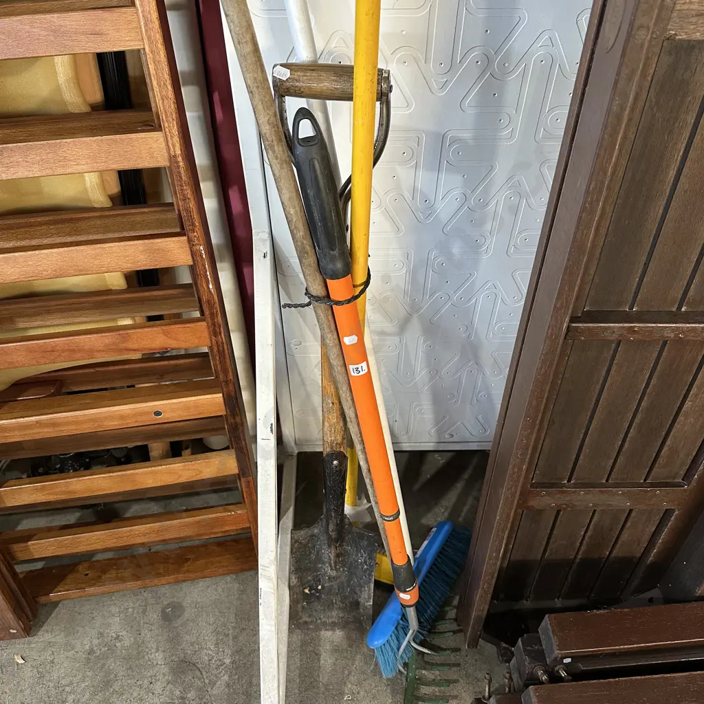 spade and other tools Image 1++