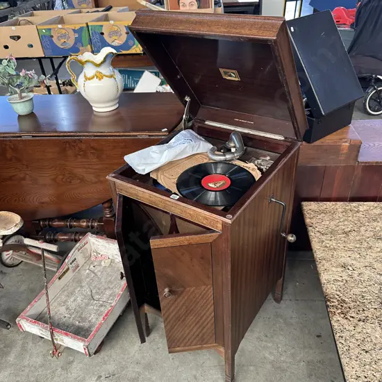"His Masters Voice" Gramaphone - working