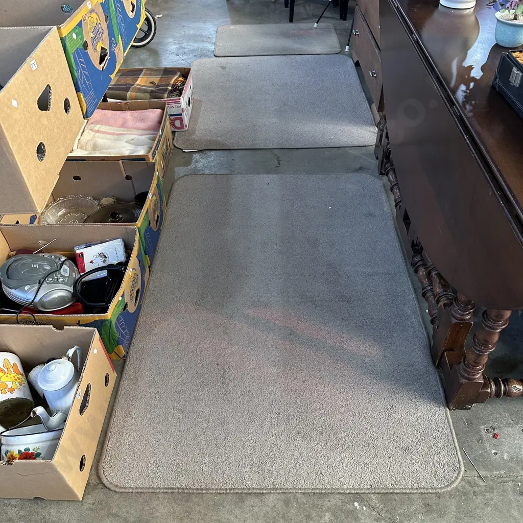 3 x hemmed carpet pieces Image 1++
