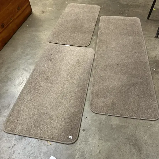 3 x hemmed carpet pieces