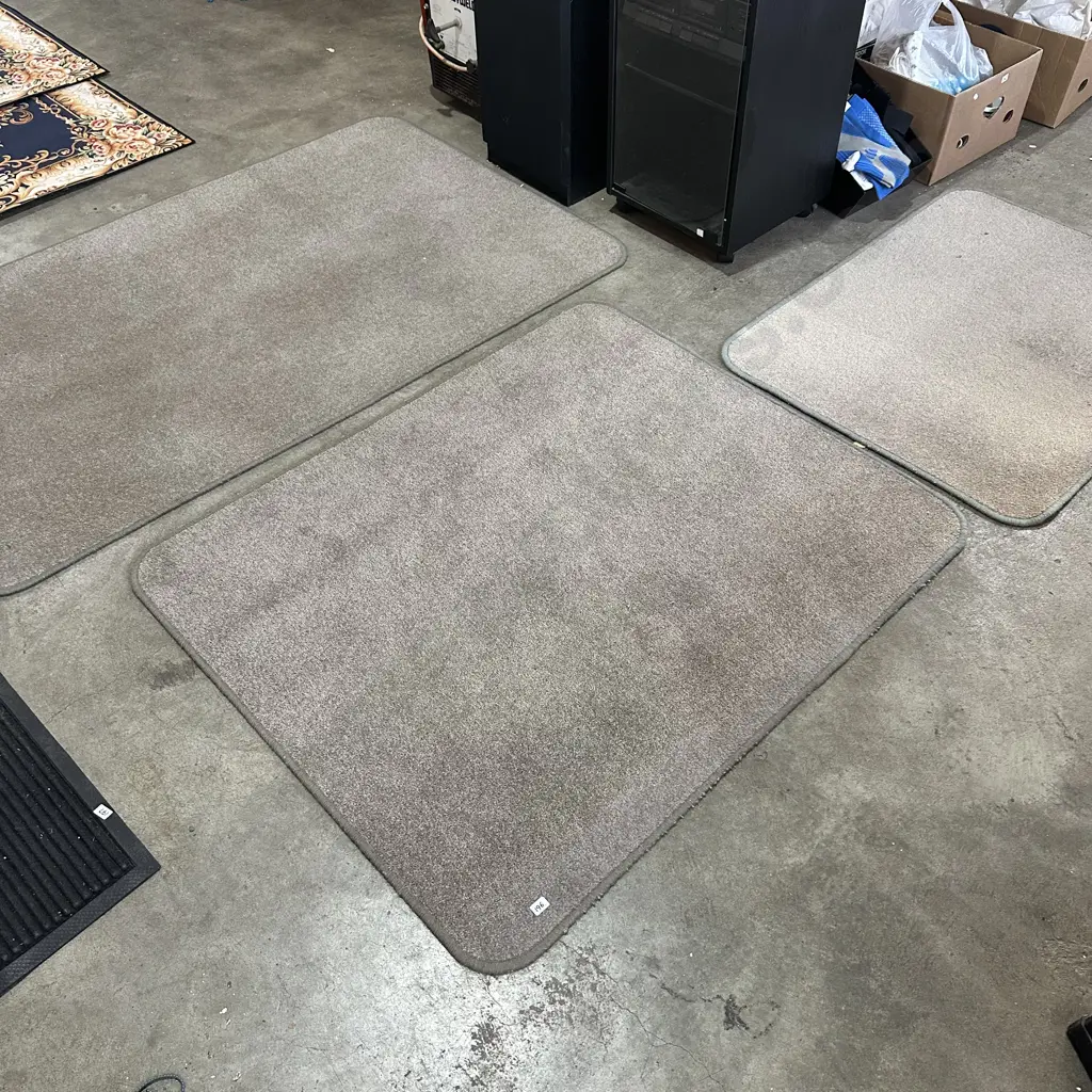 3 x hemmed carpet pieces Image 1++