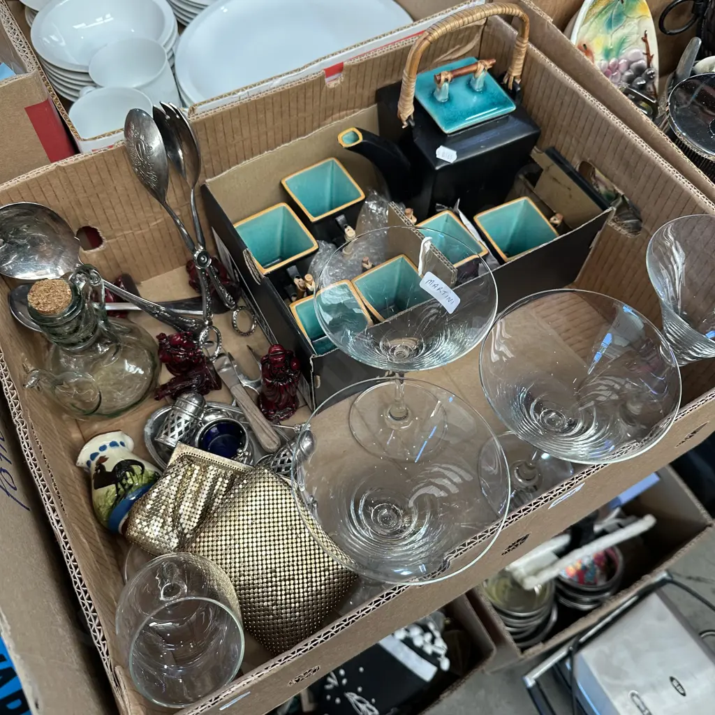 Box lot Japanese pottery tea set, martini glasses etc. Image 1++