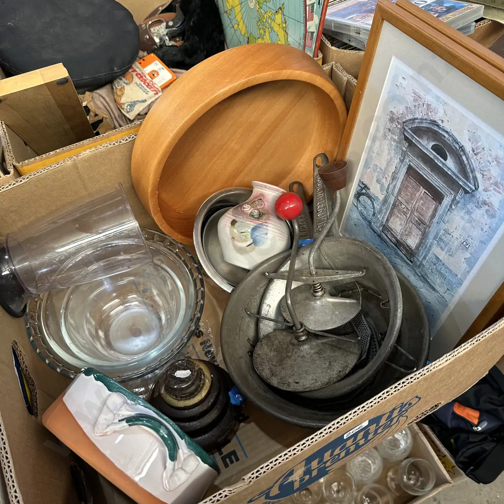 Box lot Kauri bowl, weights, pottery, pictures etc. Image 1++