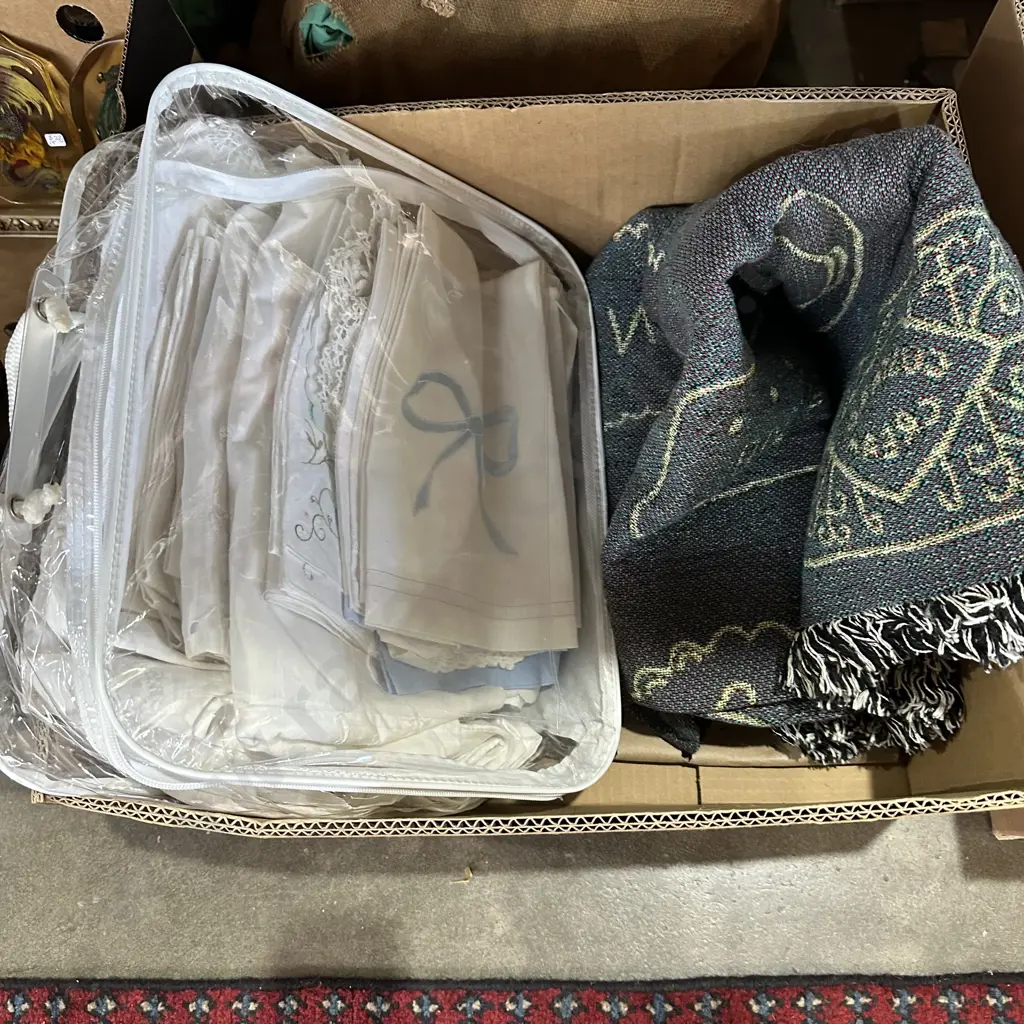 Box lot linen and throw. Image 1++