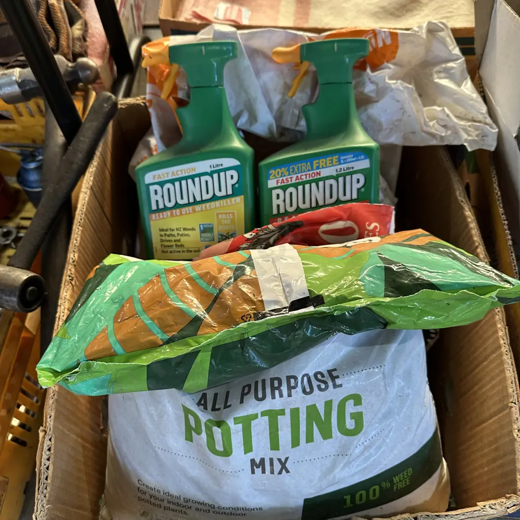 Box lot 15L potting mix and part bags plus ready to use round up spray bottles. Image 1++