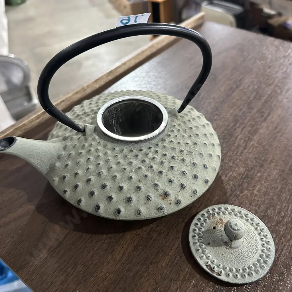 cast iron teapot Image 1++